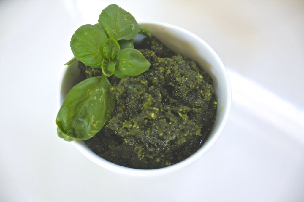 Basil kale cashew and walnut pesto Hey Bernice paleo gluten free dairy free and sugar free pasta dip recipe